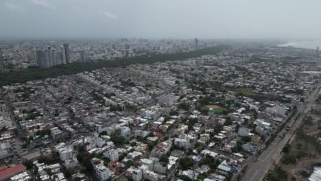 Santo-Domingo-Después-Del-Huracán-Berilo,-República-Dominicana,-Vista-Panorámica-De-Drones-Aéreos-Dando-Vueltas