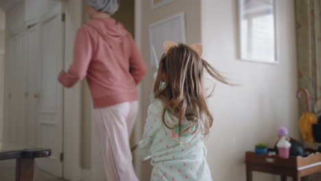 Linda-Niña-Persiguiendo-A-Su-Madre-Con-Una-Regadera,-Su-Hija-Jugando-A-Atrapar-Corriendo-Por-La-Casa-Con-Su-Madre-Disfrutando-De-Un-Juego-Divertido-El-Fin-De-Semana-Por-La-Mañana-Con-Su-Hijo-En-Imágenes-De-4k