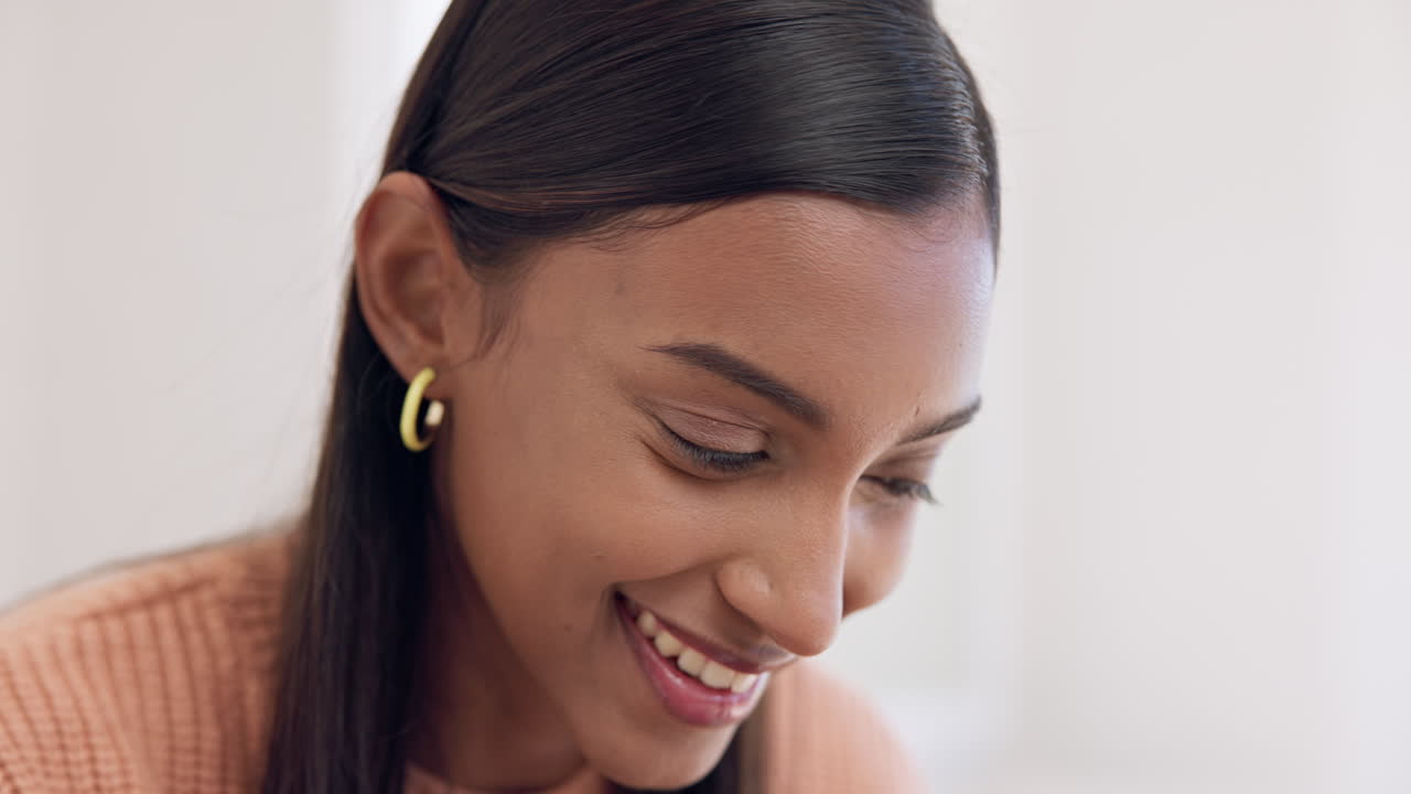 feliz, leyendo y una mujer en una casa para remoto