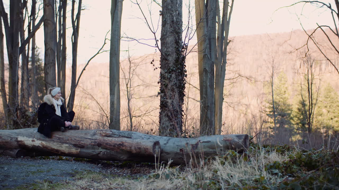 산길을 걷는 여성 관광객 2