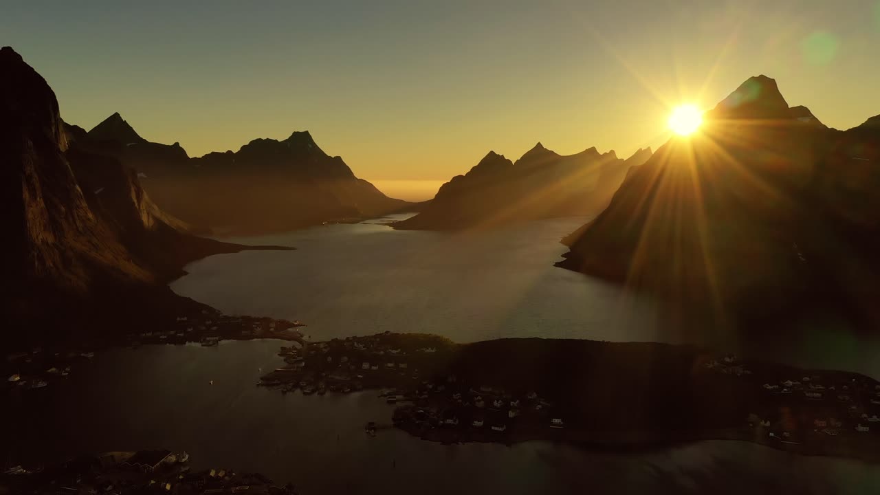 Pôr do sol noturno nas Ilhas Lofoten, Noruega. Reine Lofoten é um arquipélago no condado de Nordland, Noruega.