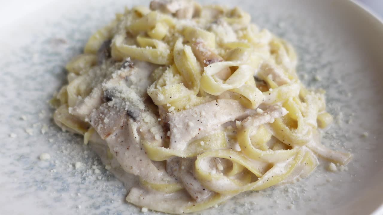 fettuccine de setas de pollo con crema