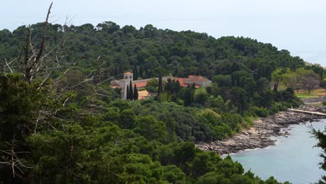 vista del monasterio en la isla de lokrum