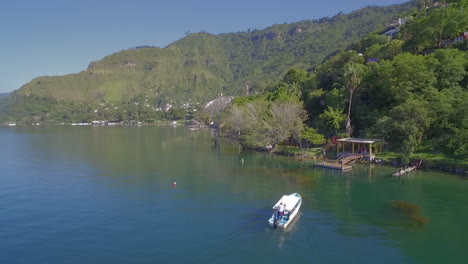 Antenne-Entlang-Der-Küste-Des-Amatitlan-Sees-In-Guatemala