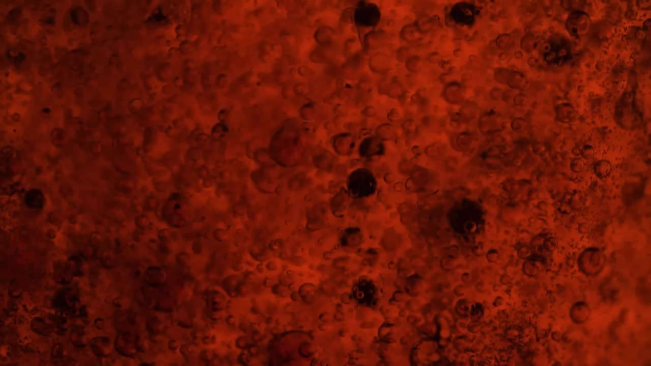 movimiento lento de alta velocidad del aceite que fluye en burbujas de agua se eleva lentamente hacia arriba