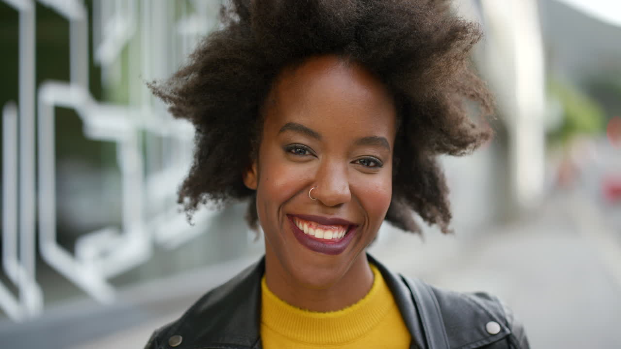 rostro de una joven nerviosa con una sonrisa afro