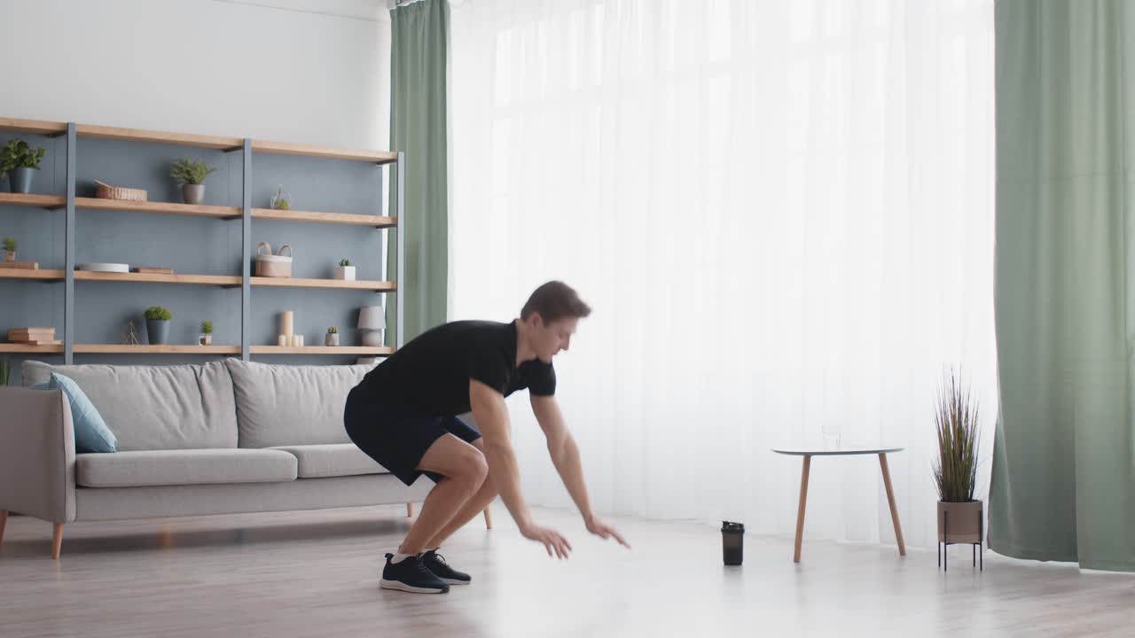 집에서 버피를 하는 남자