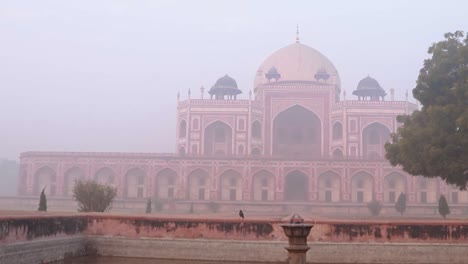 Humayun-Grab-Am-Nebligen-Morgen-Aus-Einer-Einzigartigen-Perspektive,-Aufgenommen-In-Delhi,-Indien