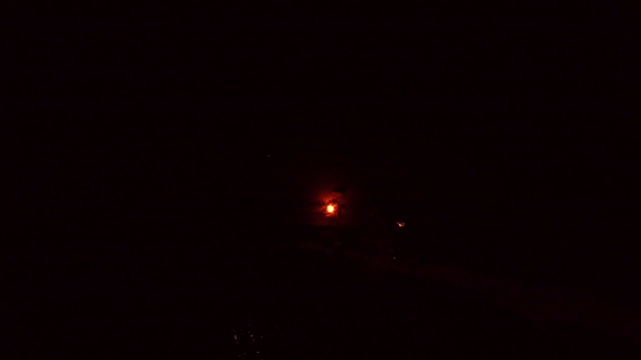 해변의 밤하늘에서 불꽃놀이의 공중 전망.