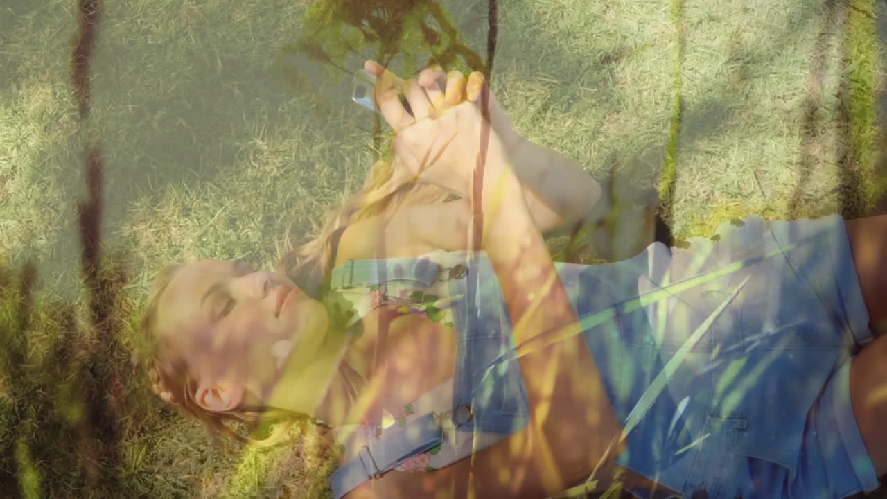 잔디 에 누워 있는 여자