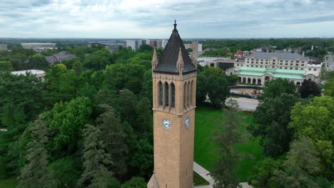 el campanario es una torre del reloj y un campanario en la universidad estatal de iowa