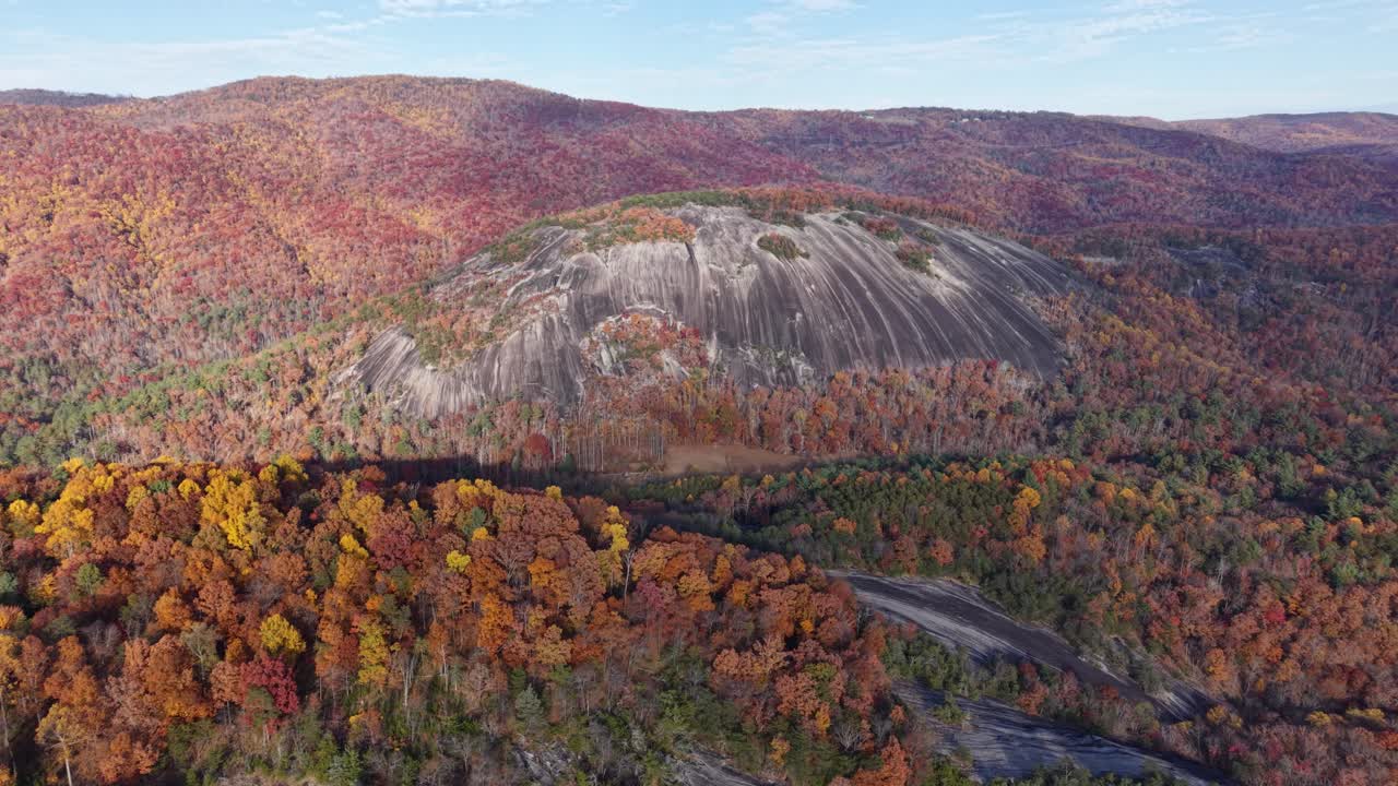 toma aérea que se adentra en Stone Mountain, Carolina del Norte