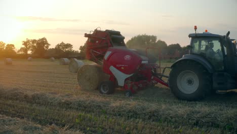 tractor empacando paja 06