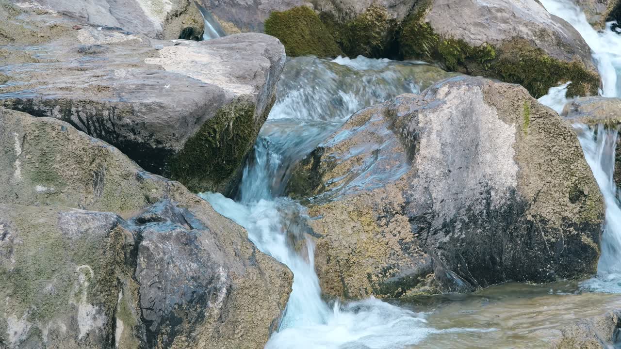 primer plano de un arroyo que fluye sobre las rocas