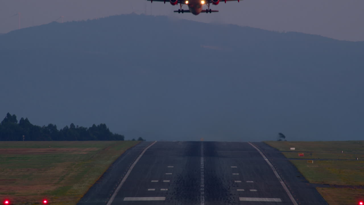 해가 뜨고 해가 지면 비행기의 착륙 및 이륙
