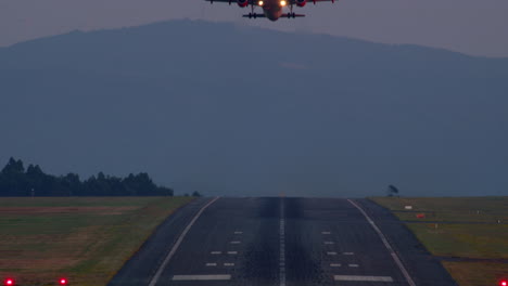 aterrizaje o despegue del avión al amanecer o al atardecer