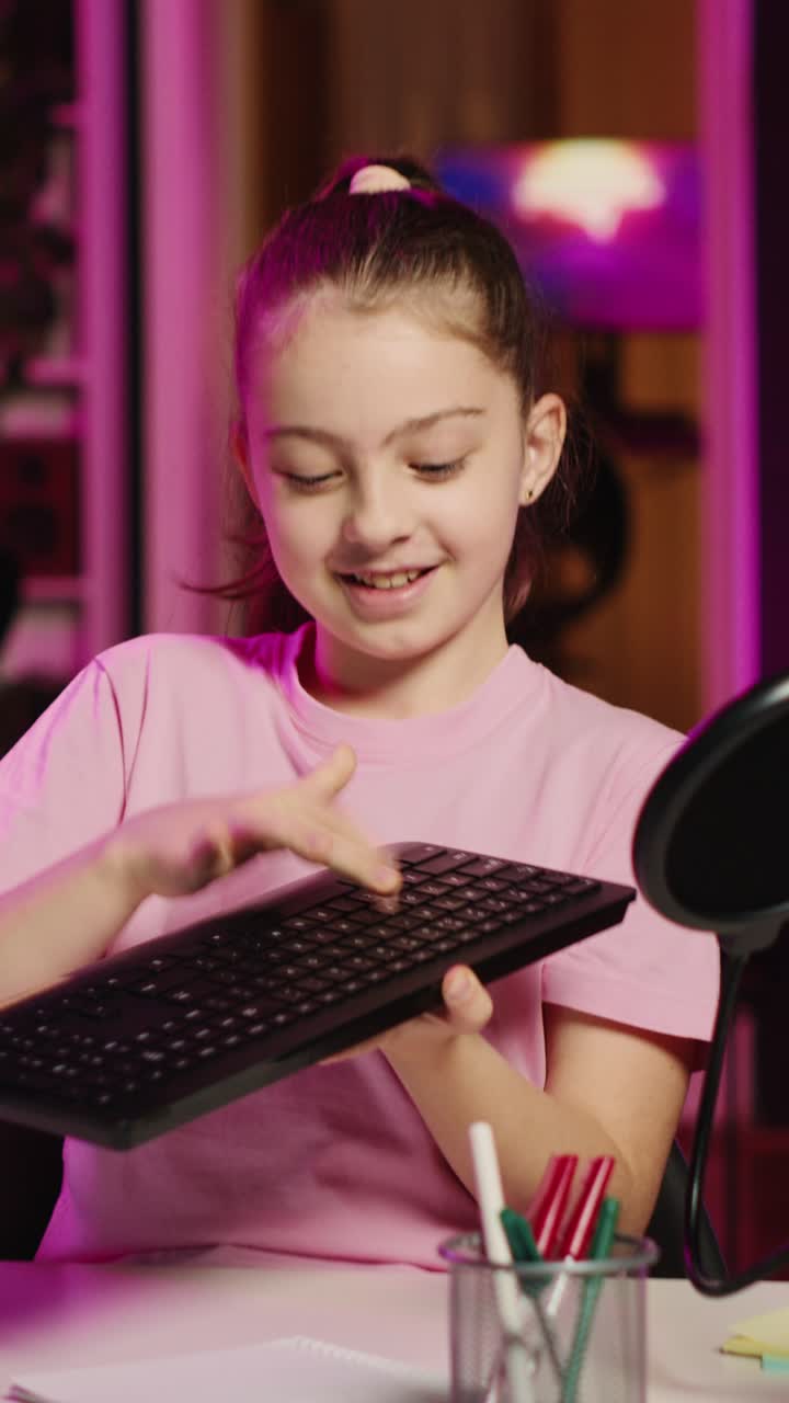 Criador de conteúdo infantil gravando vídeo vertical de avaliação de teclado em estúdio doméstico, pressionando diferentes botões