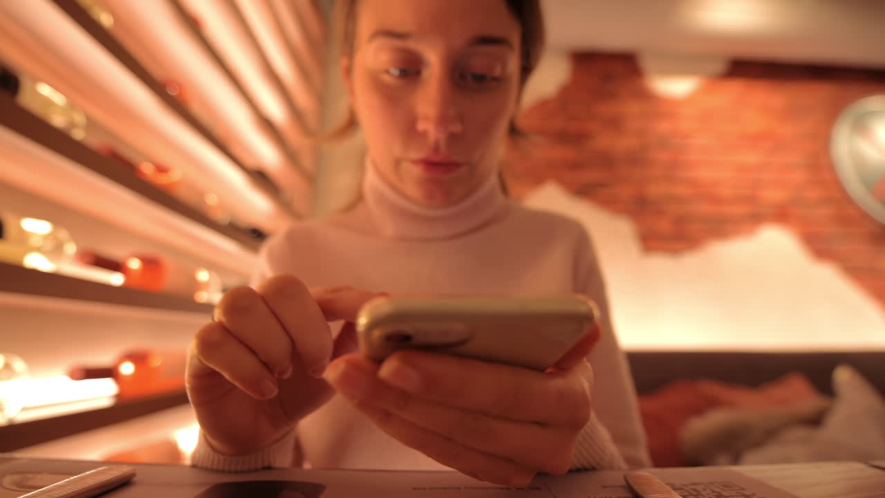 Donna che usa il cellulare al ristorante durante il pranzo