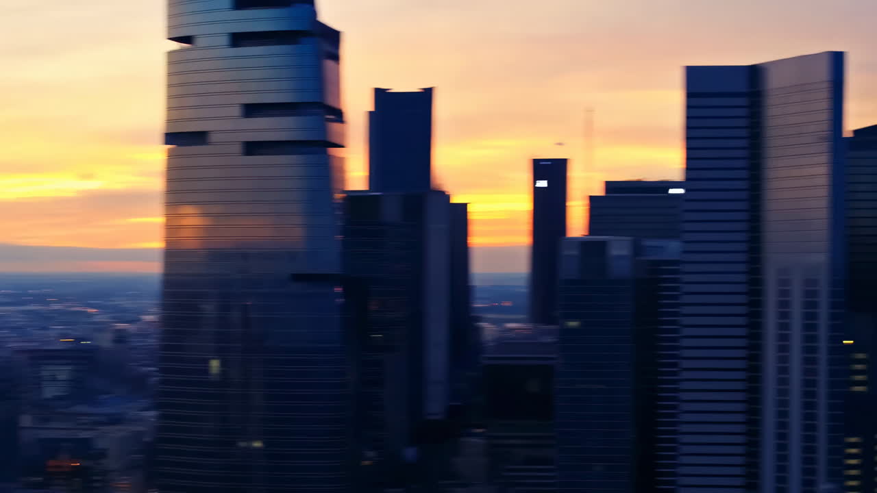 Vista aérea del horizonte urbano transicionando del atardecer a la noche