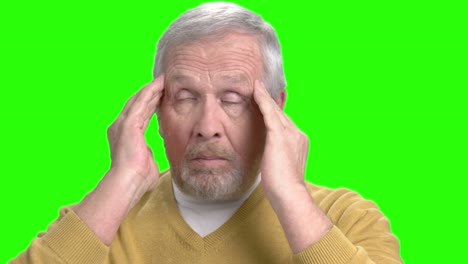 un anciano que sufre de migraña, pantalla verde.