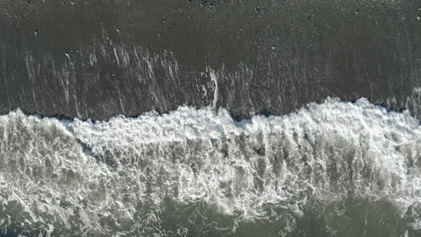 Drone-Sobre-Una-Playa-Y-árboles-En-La-Isla-De-Vancouver-En-Sooke,-Columbia-Británica-Canadá-Al-Atardecer