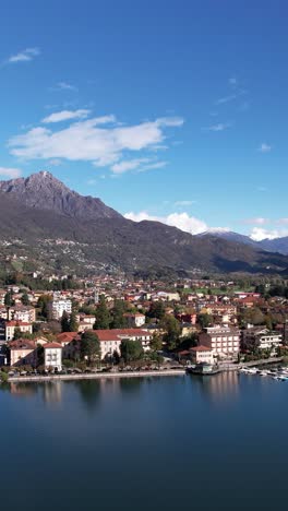 vista aérea del lago como rodeado de montañas y la ciudad de italia
