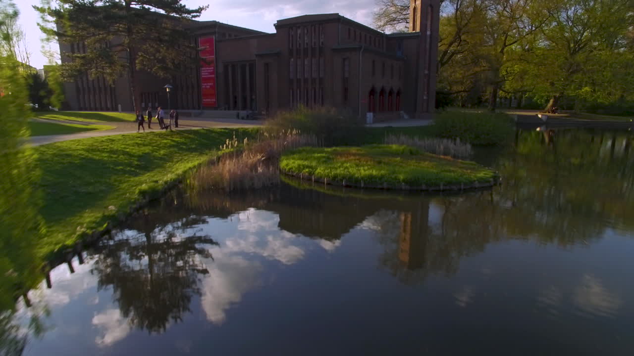 아래에서 물 반사 시야와 상단에서 공장 건물을 보여주는 드론 영상