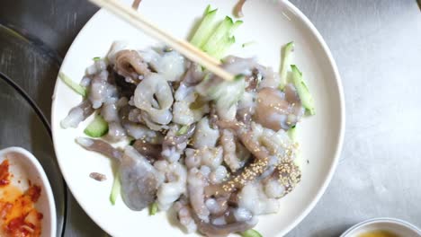 vista superior comida coreana (sannakji) tentáculos de pulpo crudos listos para comer