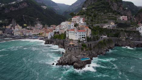 Antena-Que-Establece-La-órbita-De-Los-Edificios-En-Los-Acantilados-De-La-Costa-De-Amalfi,-Italia