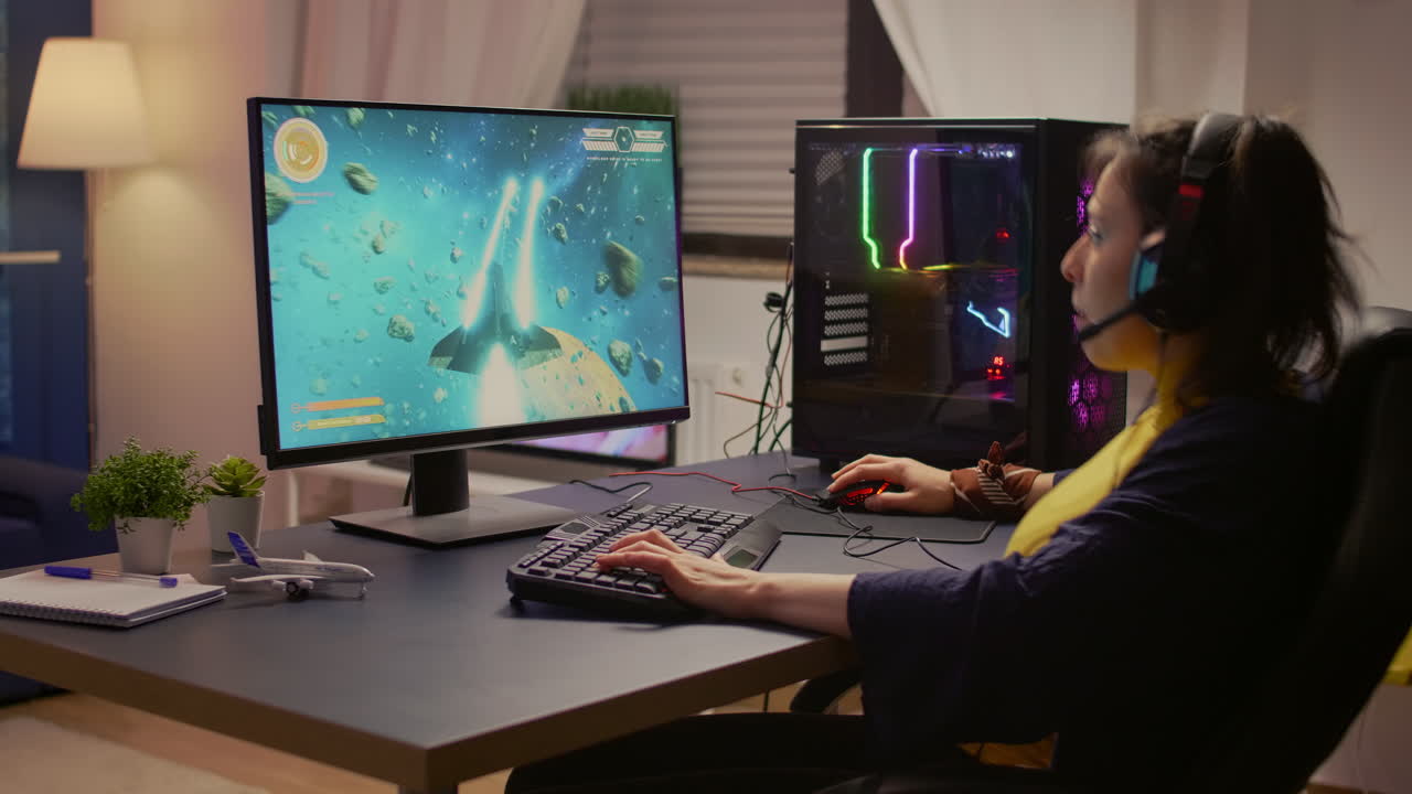 강력한 컴퓨터를 사용하여 온라인 우주 슈팅 비디오 게임을 하는 게이머