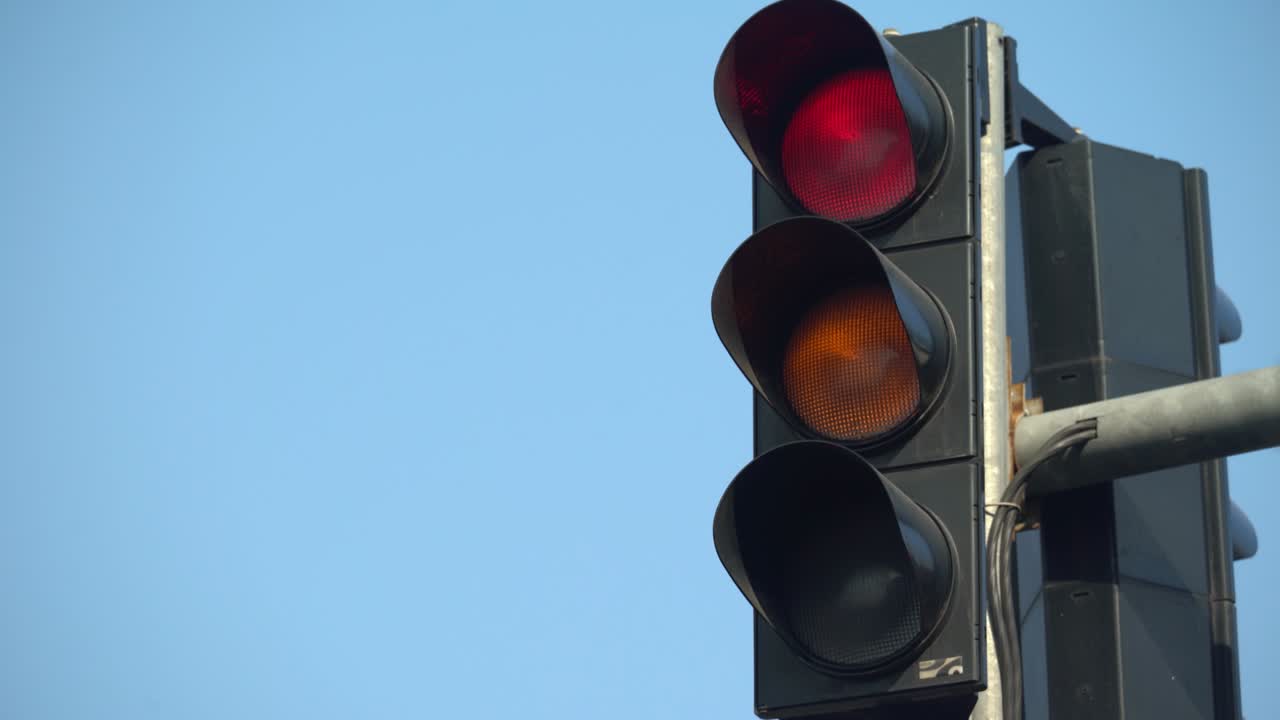 primer plano de un semáforo en la carretera durante el día