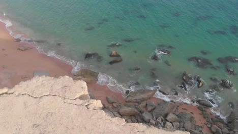 Toma-Aérea-Giratoria-De-La-Playa-Jiwani-De-Baluchistán,-Que-Está-Rodeada-De-Colinas