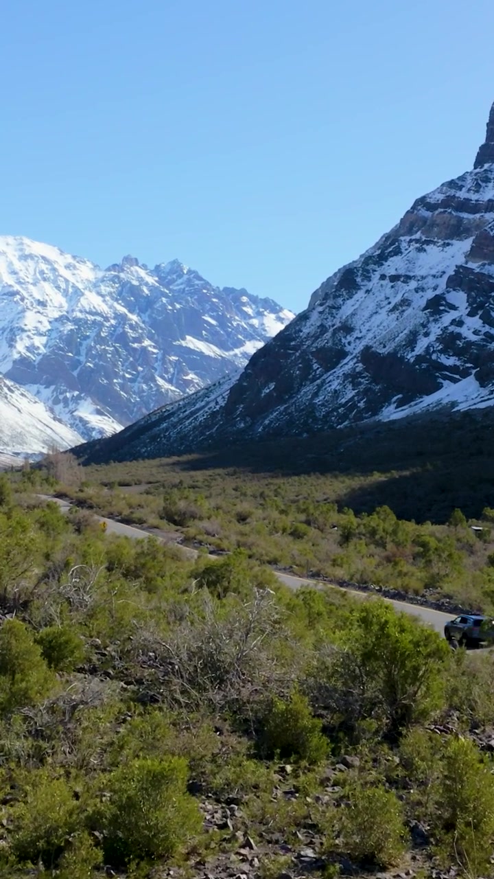 Cile, SUV fuoristrada che guida sull'autostrada di montagna del Cajon del Maipo