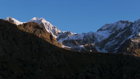 serena cabaña alpina en medio de la grandeza de las montañas de cima fontana en italia vista aérea