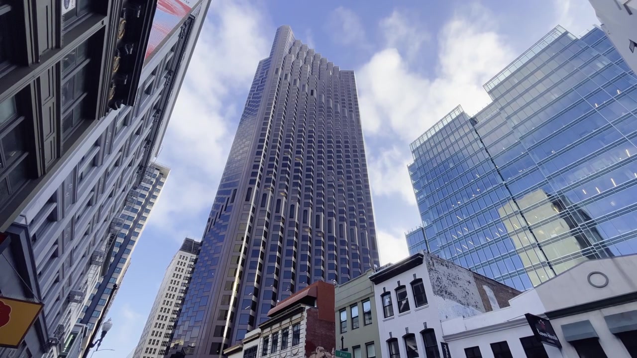555 California Street, grattacielo di 52 piani nel Distretto Finanziario di San Francisco, California, USA. Inquadratura dal basso.
