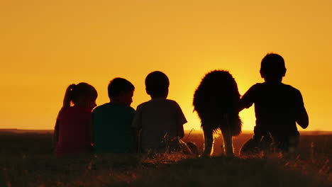 Eine-Gruppe-Von-Kindern-Bewundert-Den-Sonnenuntergang