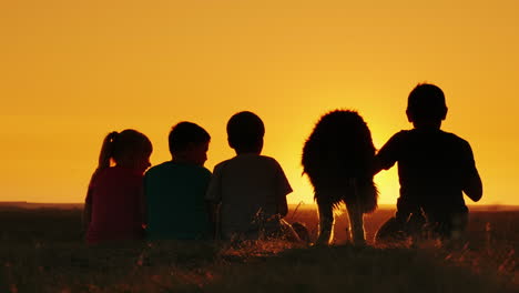 Un-Grupo-De-Niños-Admira-La-Puesta-De-Sol