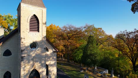 Alte-Katholische-Kapelle-Und-Friedhof-Inmitten-Einer-Ländlichen-Herbstwalddrohne