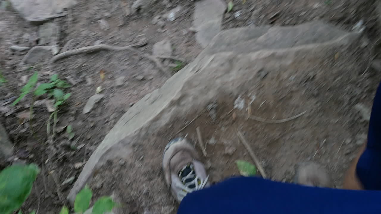 하이커가 트레일 위의 바위 계단을 내려가면서 발을  ⁇ 습니다.