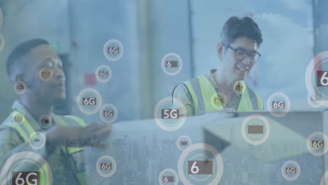 5g 및 6g 텍스트 데이터 처리의 애니메이션을 창고에서 일하는 다양한 사람들에게 보여줍니다.