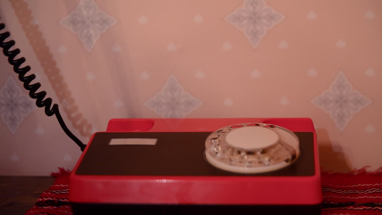 꽃 벽지에 빈티지 빨간 회전 전화