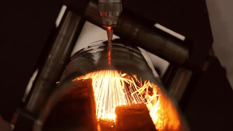 corte láser cnc de metal, tecnología industrial moderna.