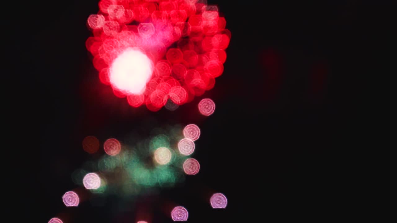 실제 불꽃놀이 배경의 원활한 루프: 밤하늘에 보케 조명과 함께 실제 황금빛 반이는 불꽃 놀이의 추상적인 흐릿함.