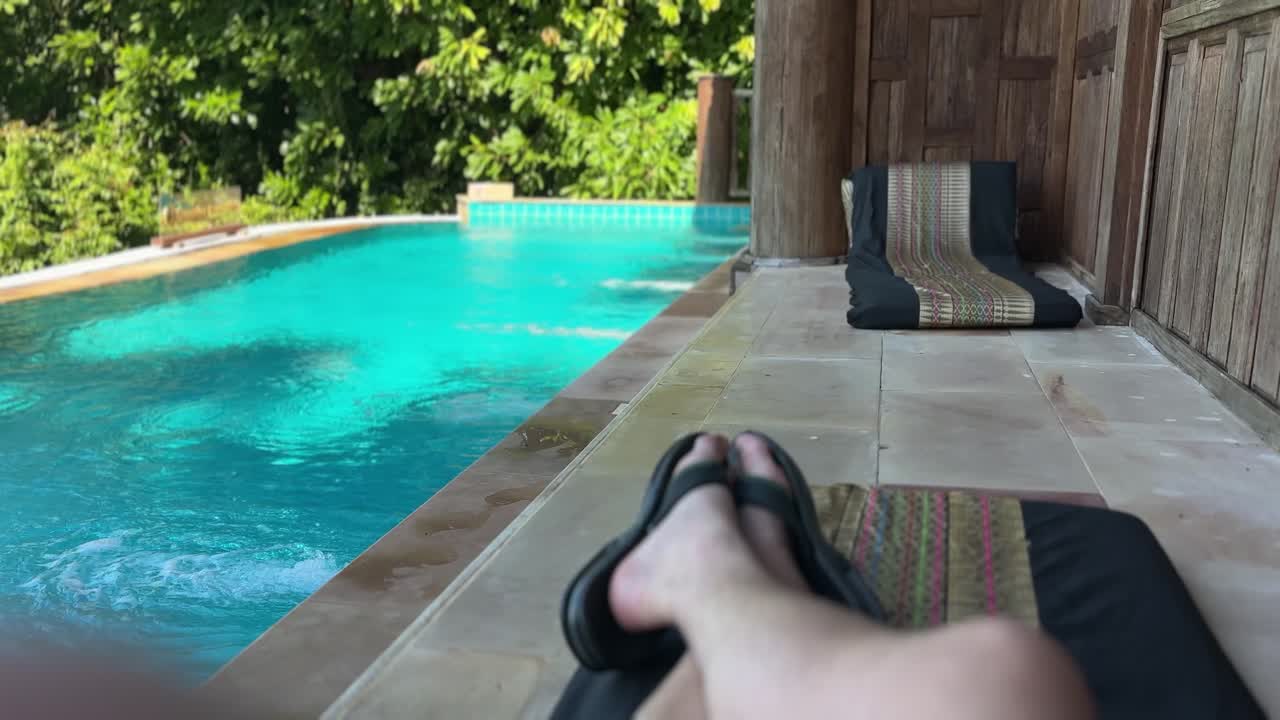 Poolside-udsigt ved luksuriøs havvilla på Koh Yao Yai-øen i Thailand, der viser privat swimmingpool, træterrasse og afslappet feriestemning i tropisk natur