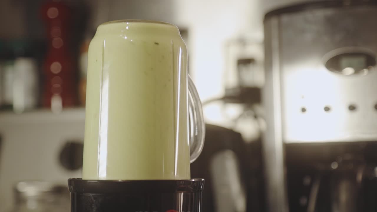 hacer batido de plátano en la licuadora personal