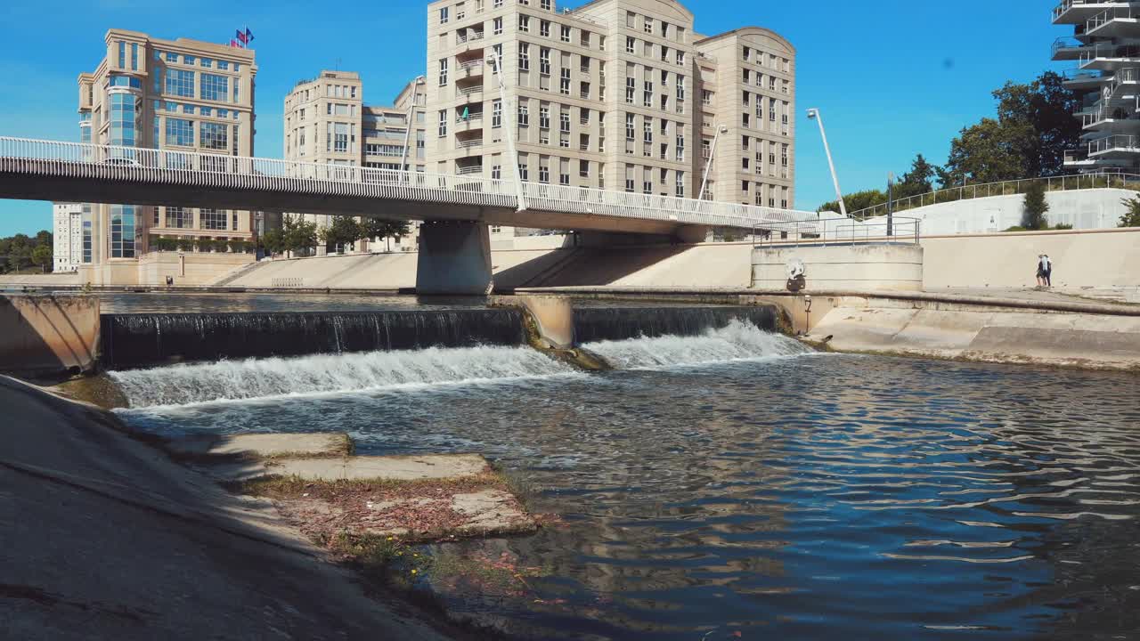 Dirigirse hacia la pequeña cascada debajo del puente en la ciudad, Montpellier - Francia.