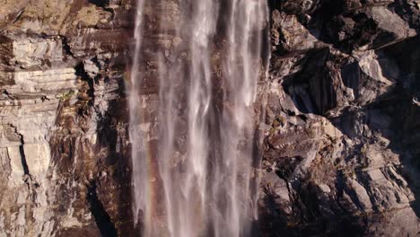 imágenes aéreas de drones subiendo y empujando en fallbach, una impresionante cascada en grindelwald en suiza