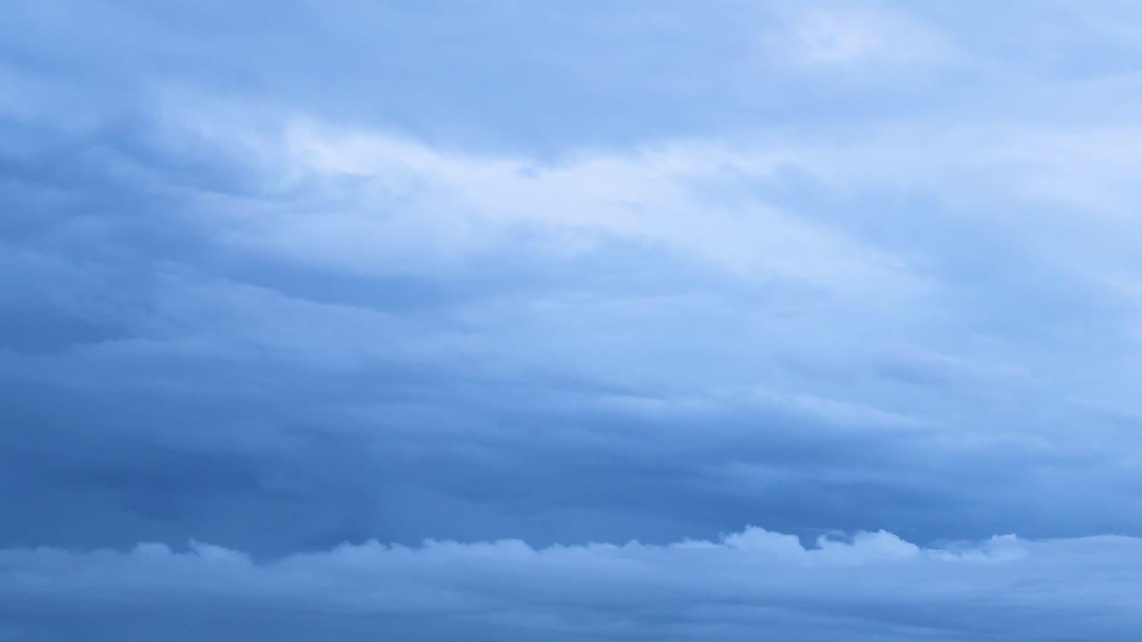 lapso de tiempo de una tormenta sobre un paisaje montañoso