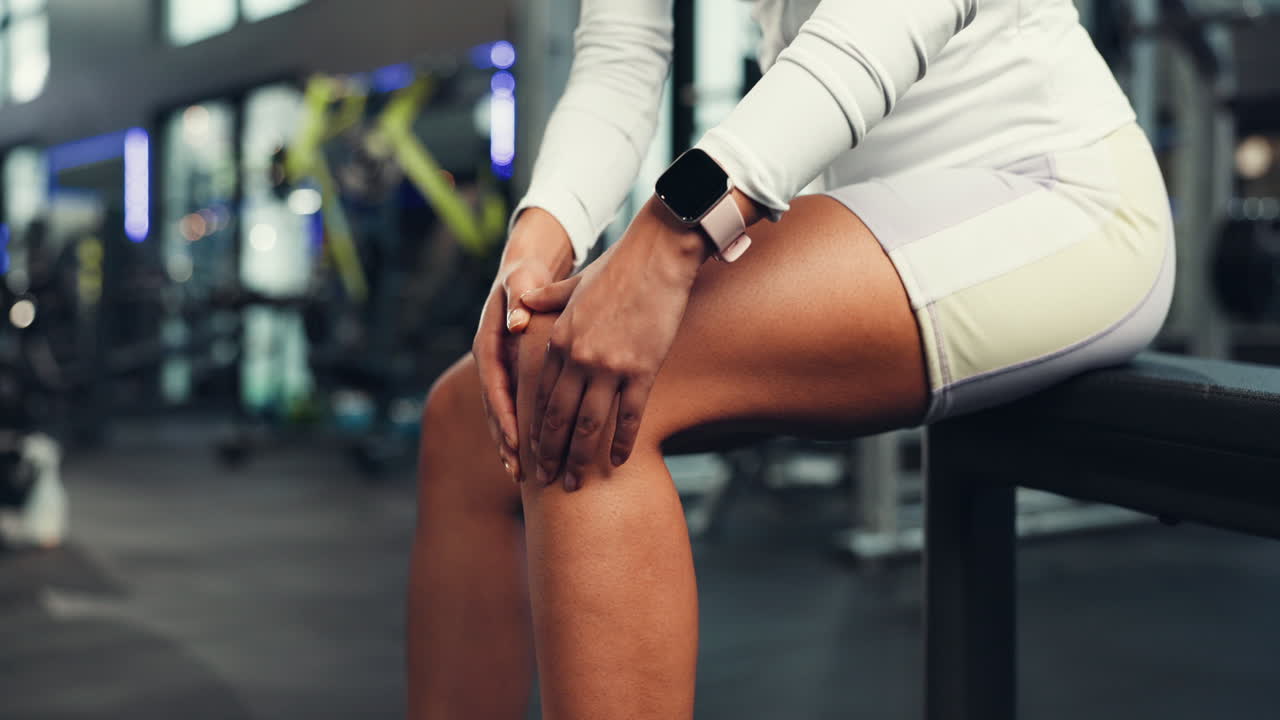Mujer con dolor de rodilla en el gimnasio