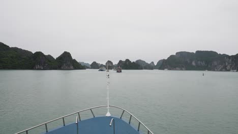 Bug-Eines-Kreuzfahrtschiffes-Auf-Dem-Idyllischen-Meer-Mit-Hoch-Aufragenden-Kalksteininseln-In-Der-Halong-Bucht,-Vietnam